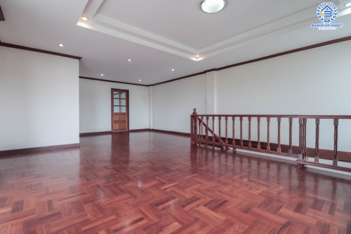 *****อาคารพาณิชย์มือสอง 5 ชั้น ซอยสวนผัก2 หลังมุม พร้อมฟังก์ชัน 4 ห้องนอน 3 ห้องน้ำ ตกแต่งพื้น ฝ้า ชุดบันได ด้วยไม้มะค่า และประดู่ ทุกชั้น จะอยู่อาศัยหรือปรับเปลี่ยนเป็น Home Office ได้ทุกรูปแบบ พร้อมพื้นที่ใช้สอยมากถึง 480 ตร.ม. แถมฟรี !! เครื่องปรับอากาศ 3 เครื่อง บนทำเลเชื่อมต่อถนนตลิ่งชัน, ถนนบรมราชชนนี และถนนราชพฤกษ์ ใกล้จุดขึ้นทางด่วน "บรมราชชนนี"